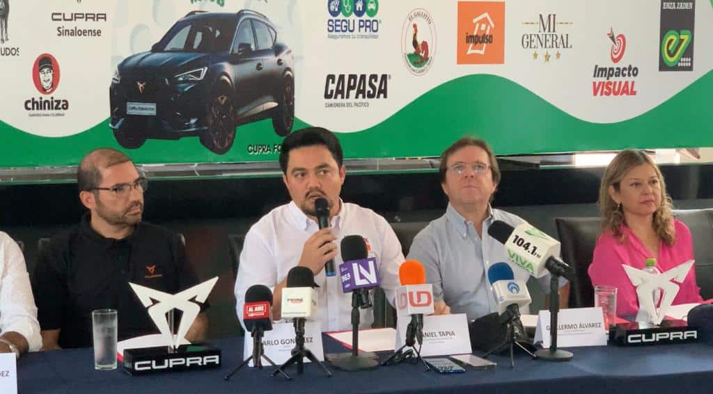 Personas en conferencia de prensa