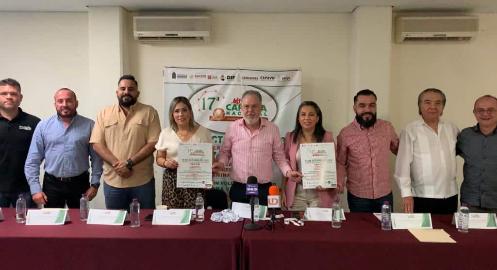 conferencia de prensa con personas de pie