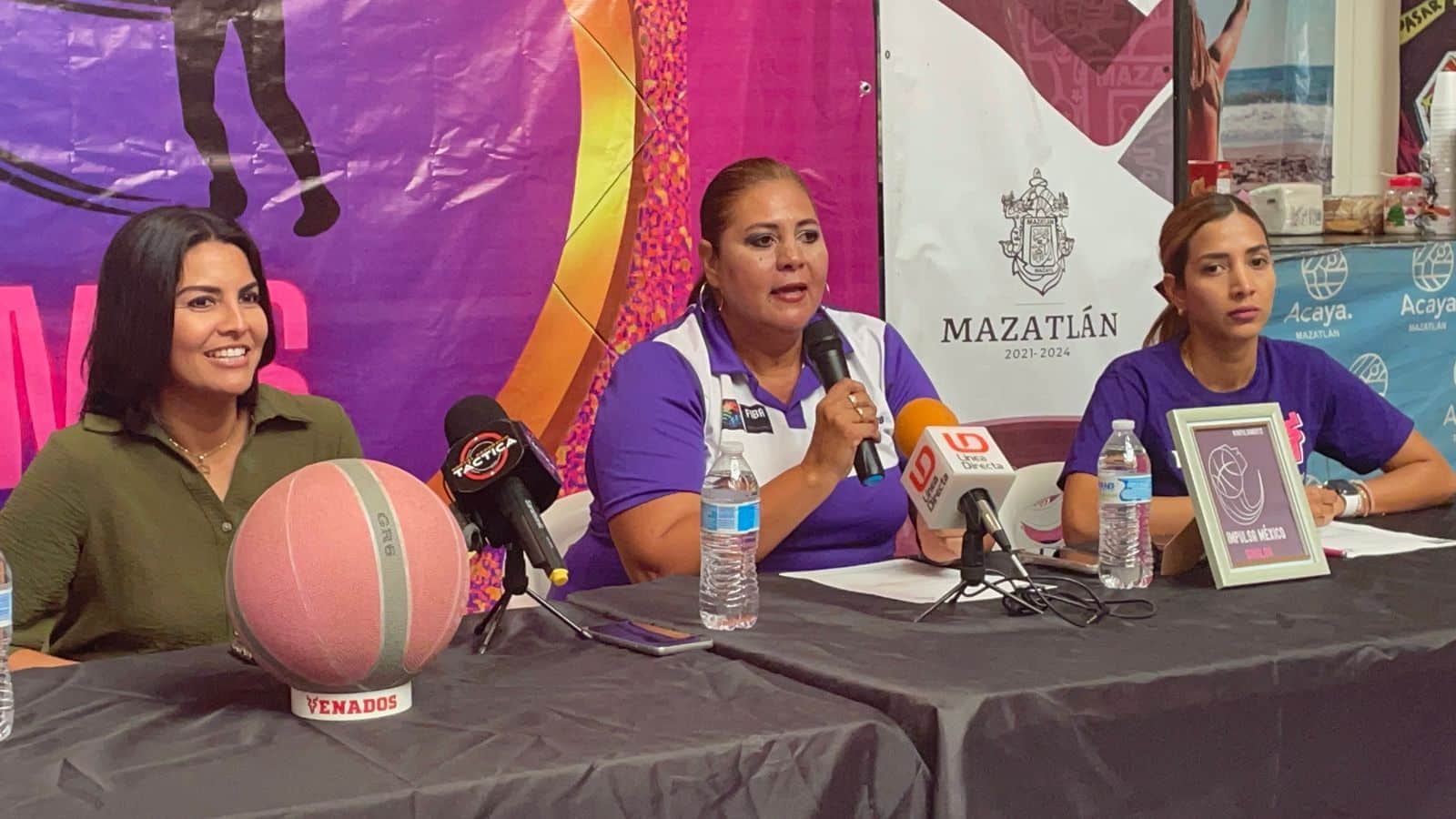 conferencia de prensa de comité organizado