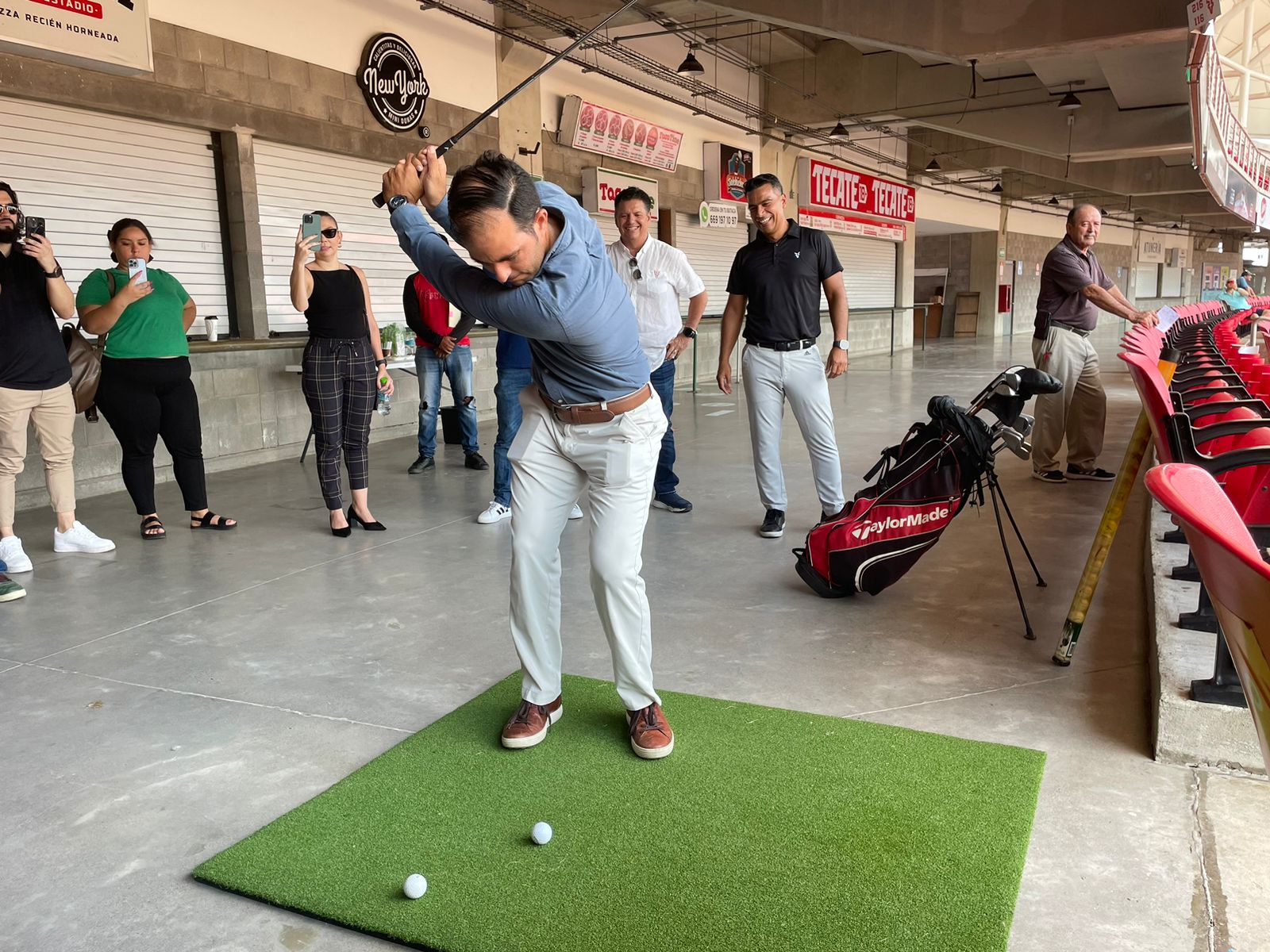Hombre a punto de tirar pelota de golf