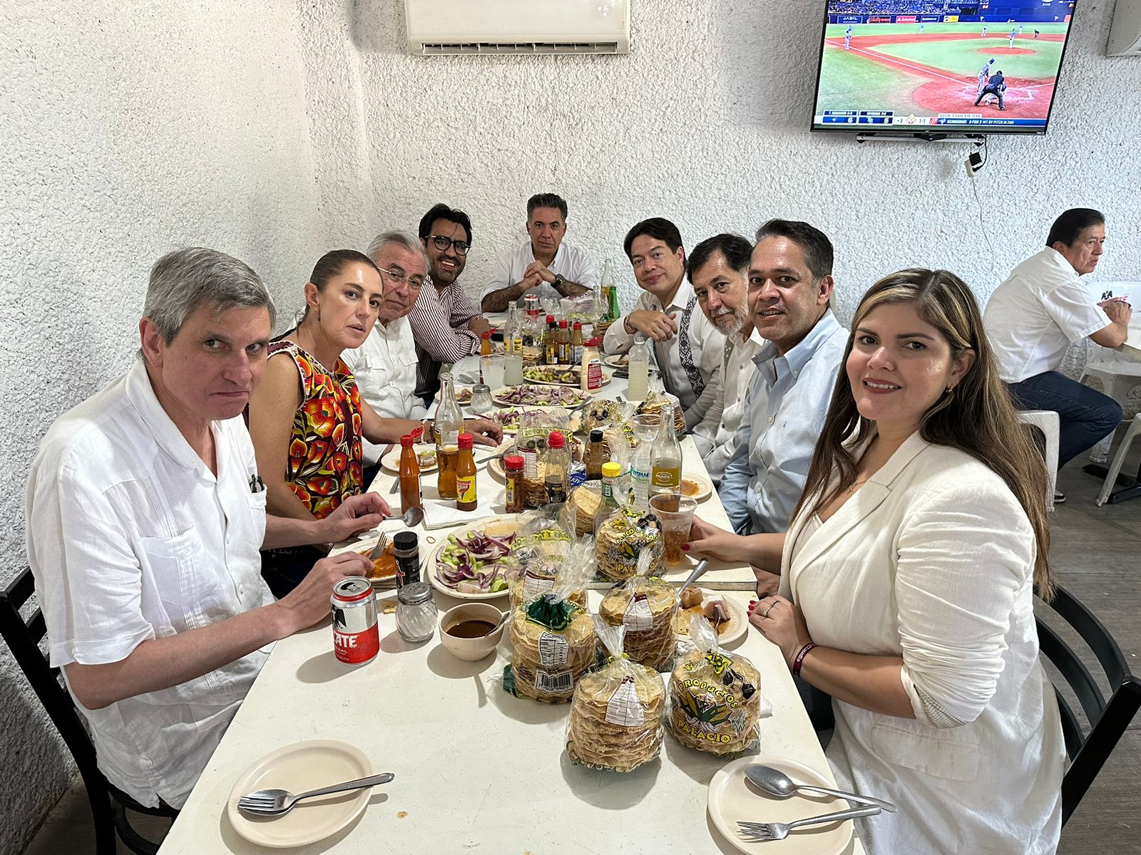 Claudia Sheinbaum, el gobernador Rubén Rocha Moya, el alcalde Juan de Dios Gámez Mendívil, el coordinador de Vocería, Gerardo Noroña, el presidente de Morena Mario Delgado y José María Tarriba, el secretario general de Gobierno Enrique Inzunza, y la dirigente estatal de Morena Merary Villegas Sánchez.