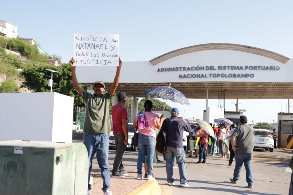 Manifestación de pescadores por la muerte de Natanael en la entrada de la ASIPONA, Topolobampo