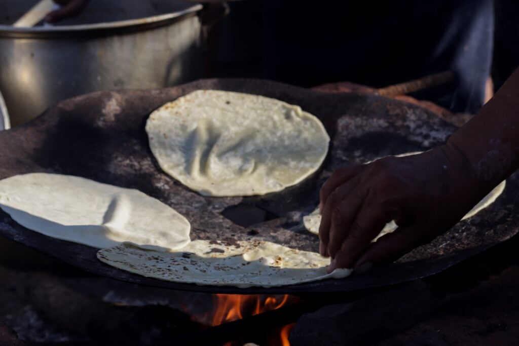 Primer encuentro culinario de platillos tradicionales del pueblo mayo-yoreme en el Jardín Botánico Benjamin Francis Johnston