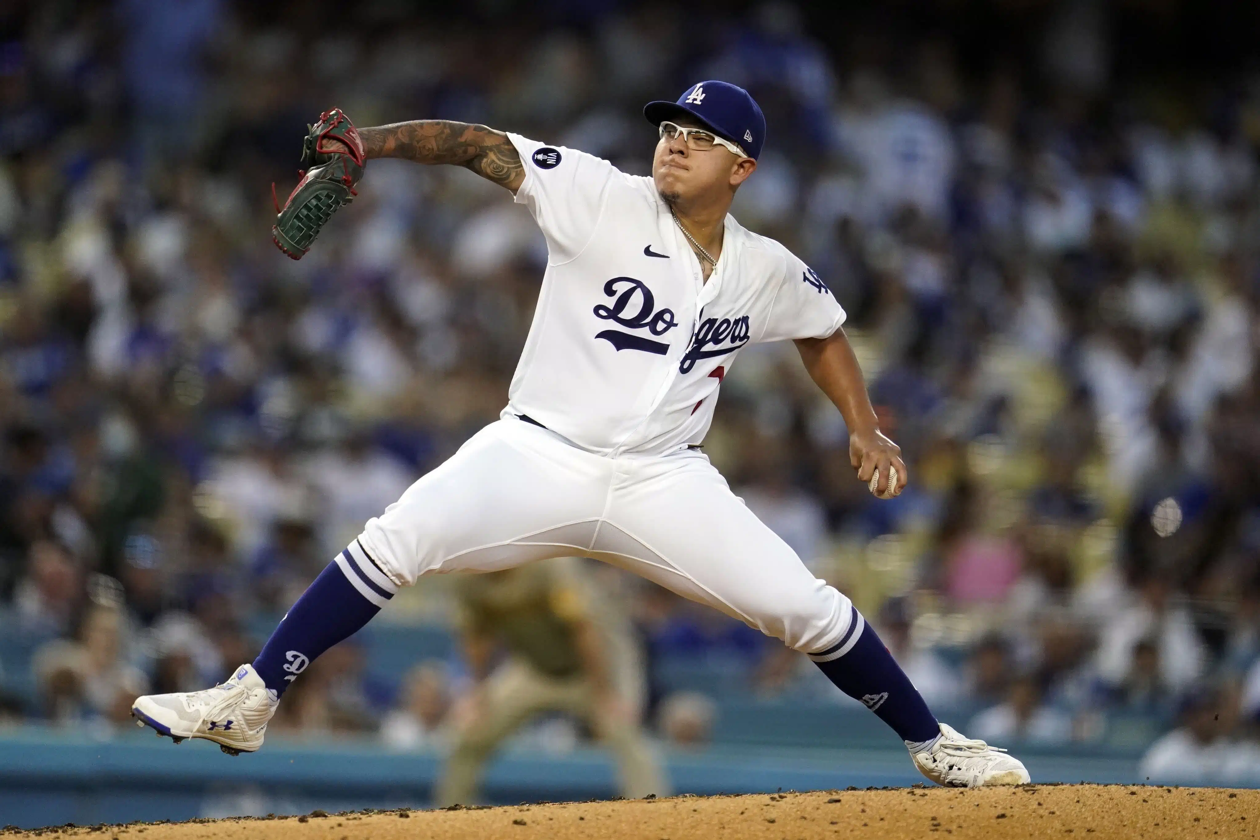 Julio Urías a punto de lanzar la pelota