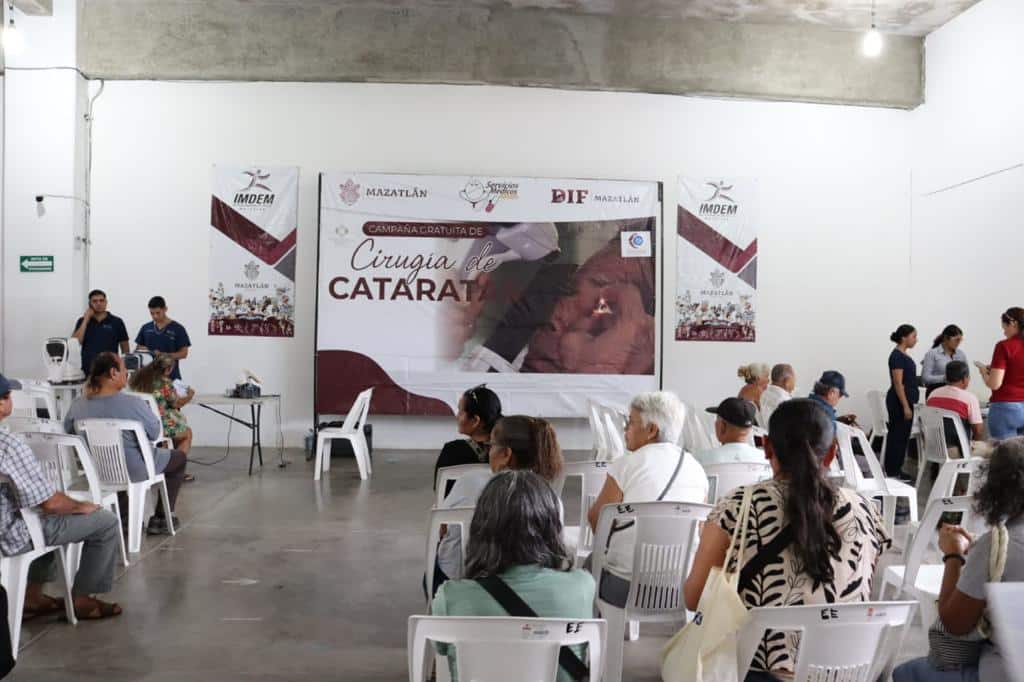 Personas reunidas para las Cirugías Gratuitas de Cataratas 2023