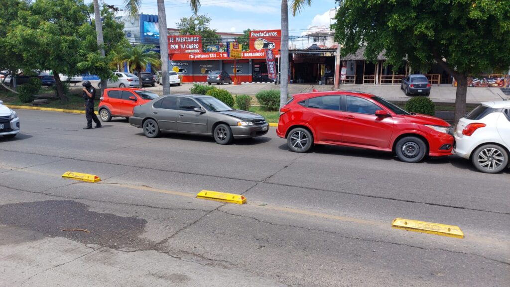 Choque múltiple de tres carros en la avenida Ejército Mexicano, Mazatlán