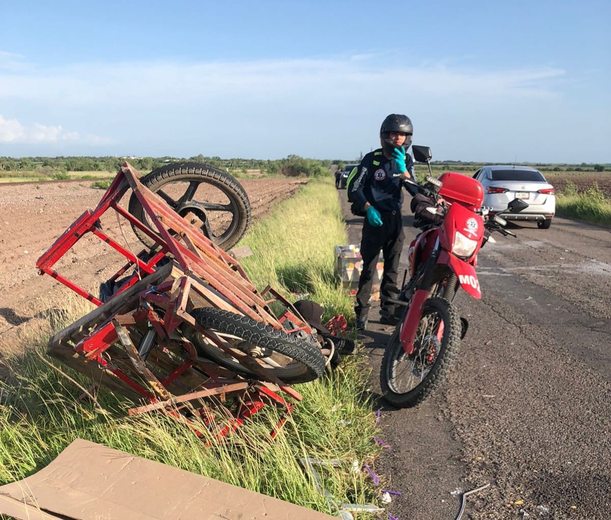 Paramédico en el lugar del accidente. Al lado se encuentra la unidad ligera con destrozos