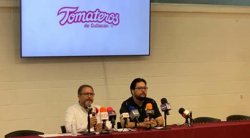 Delegado regional del Infonavit Sinaloa, Adolfo Ernesto Verdugo Dagnino y directivo del club de beisbol, Héctor Ley Pineda, en conferencia de prensa.