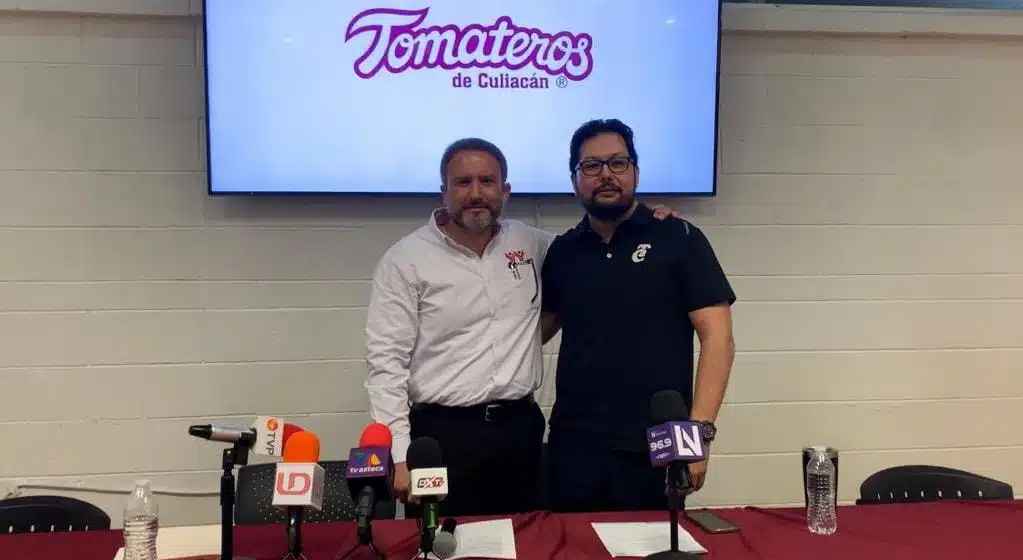 Delegado regional del Infonavit Sinaloa, Adolfo Ernesto Verdugo Dagnino y directivo del club de beisbol, Héctor Ley Pineda, en conferencia de prensa.