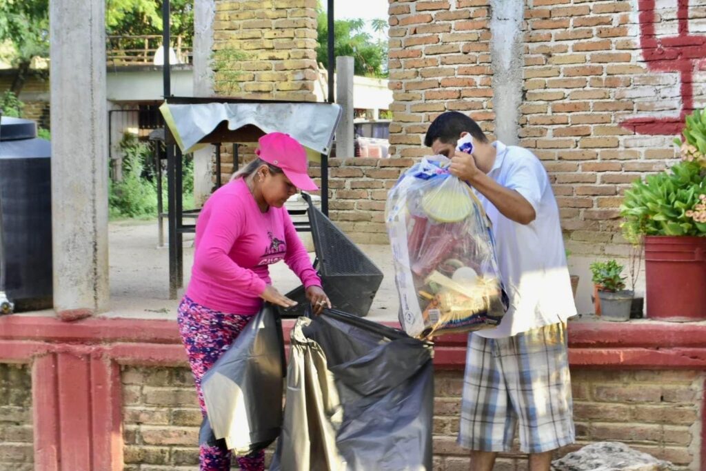 personas echando basura a bolsa