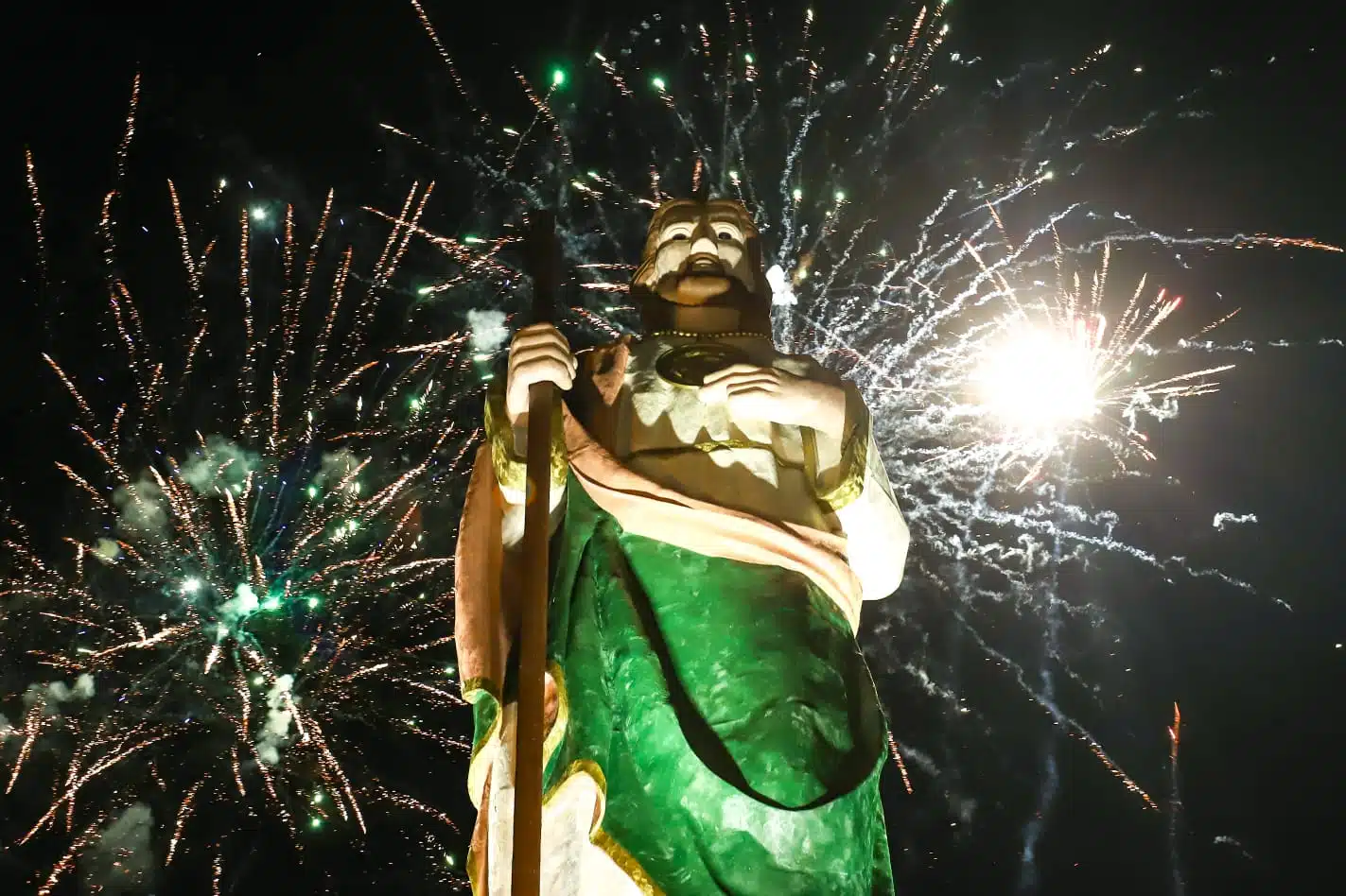 Fuegos artificiales por encima del monumento gigante de San Judas Tadeo