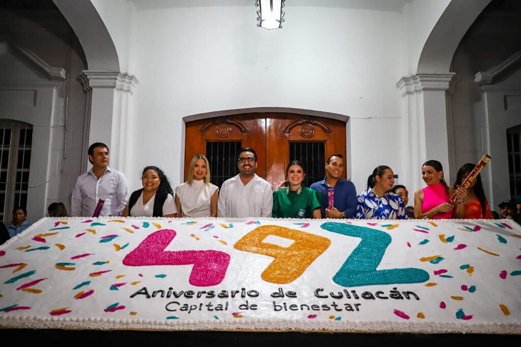 Alcalde Juan de Dios Gámez Mendívil y funcionarios públicos celebrando el 492 Aniversario de Culiacán