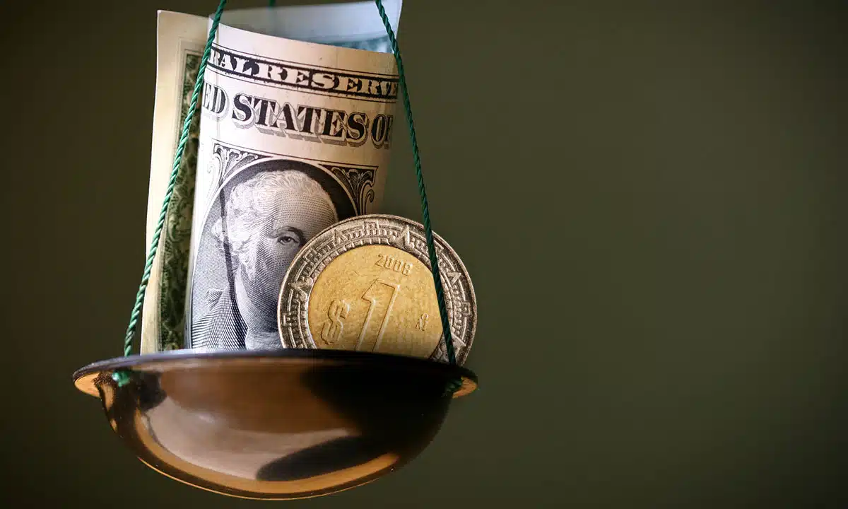 Dólar y un peso en una balanza