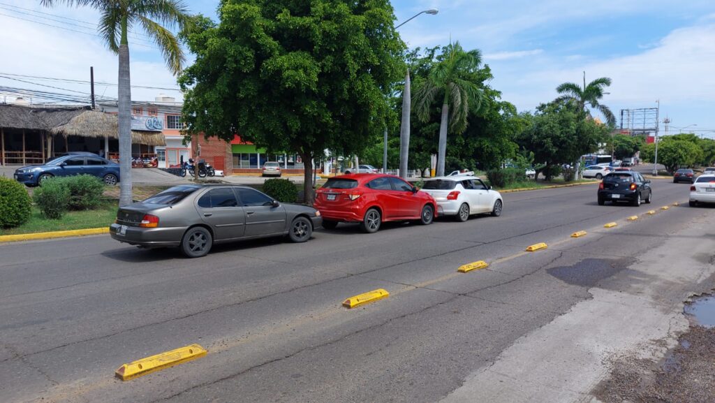 Choque múltiple de tres carros en la avenida Ejército Mexicano, Mazatlán