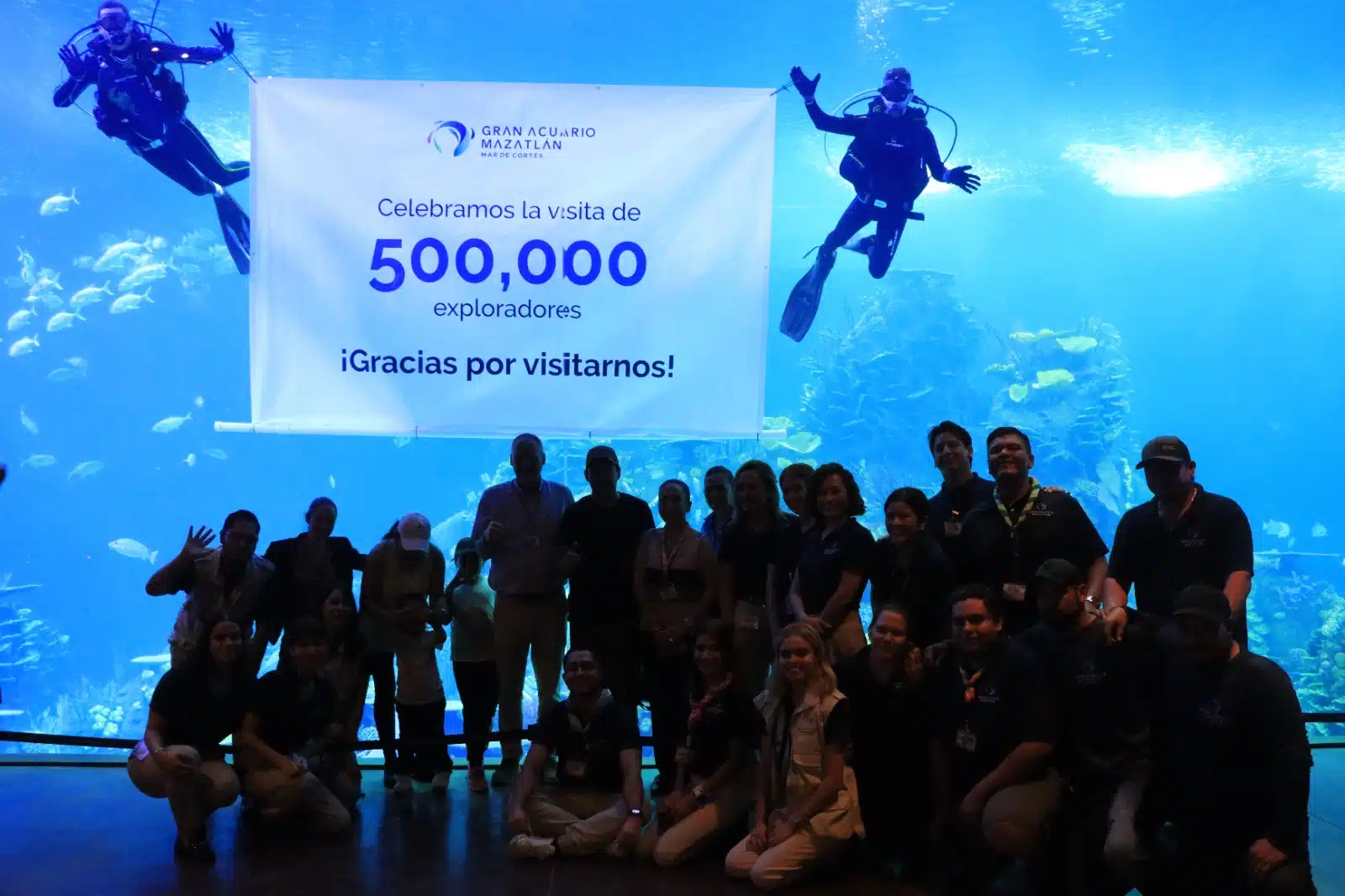 Personal del Gran Acuario Mazatlán Mar de Cortés junto a la familia Cruz Dávila por ser los visitantes número 500 mil