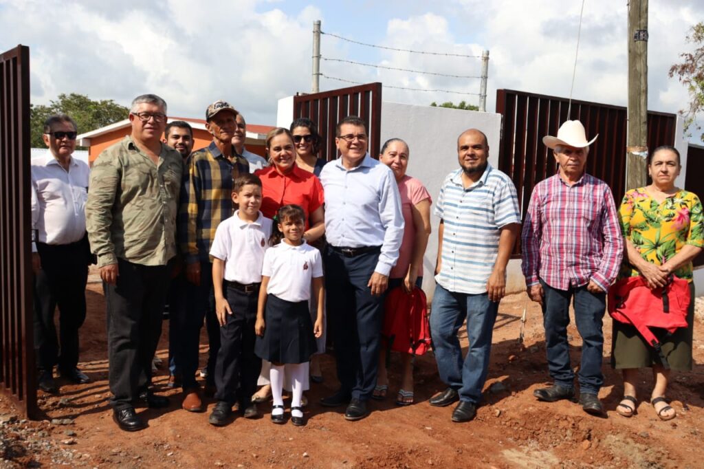 Alcalde de Mazatlán junto a funcionarios y alumnos de la primaria Alfonso Tirado