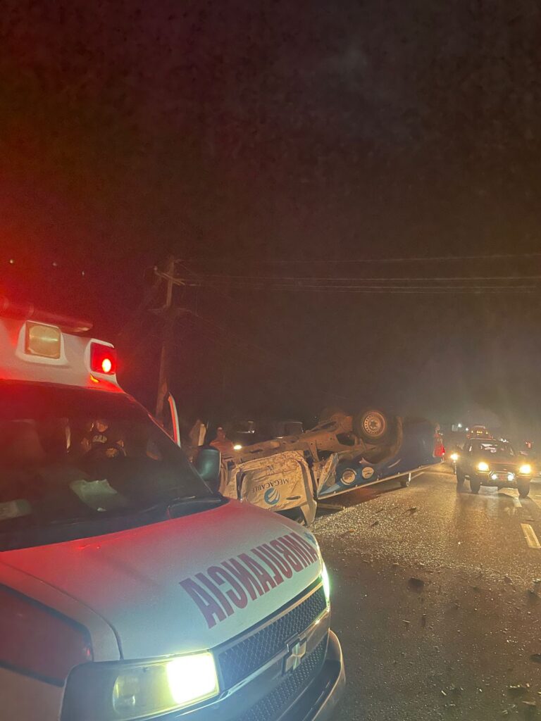 Vehículo volcado sobre la carretera México 15 en Villa Unión. Hay una ambulancia en el lugar