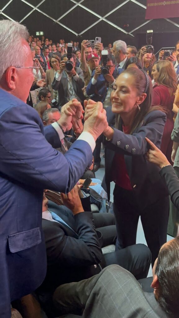 Gobernador Rubén Rocha Moya saludando a Claudia Sheinbaum