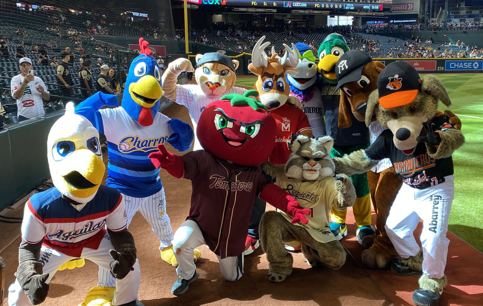 Macotas de los 10 clubes de la LMP se reúnen en la Fiesta de la Herencia Mexicana