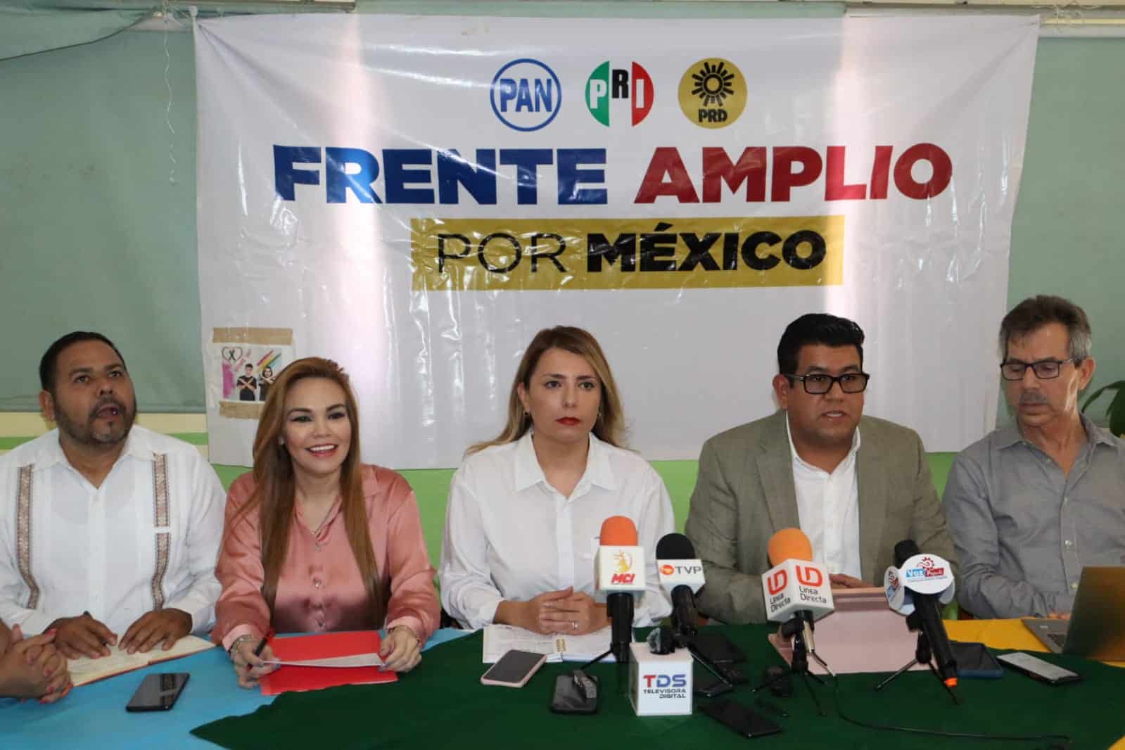Integrantes del Frente Amplio por México en Sinaloa en conferencia de prensa