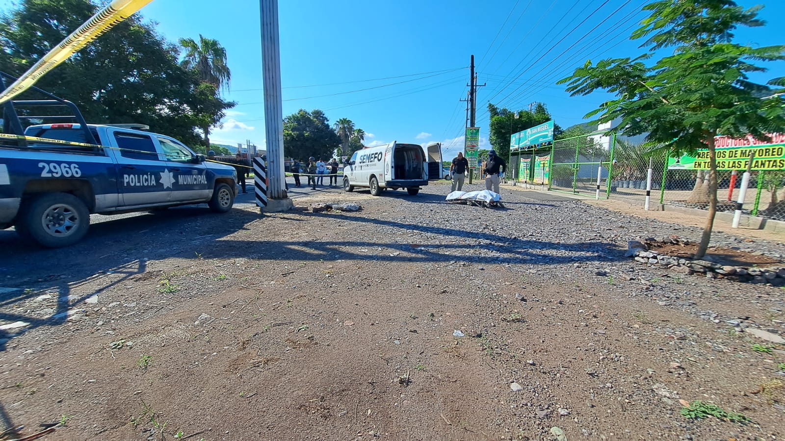 elementos de la policía municipal y al fondo camioneta de Semefo.