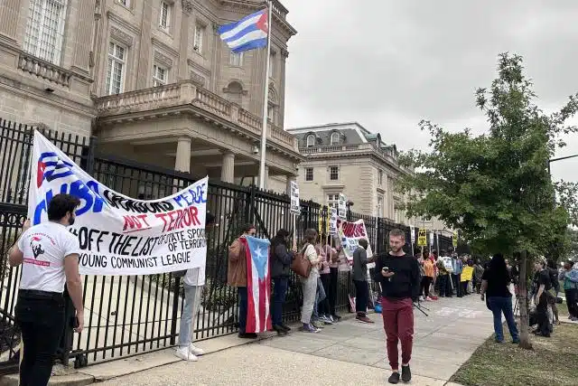 Protesta en embajada cubana en EU