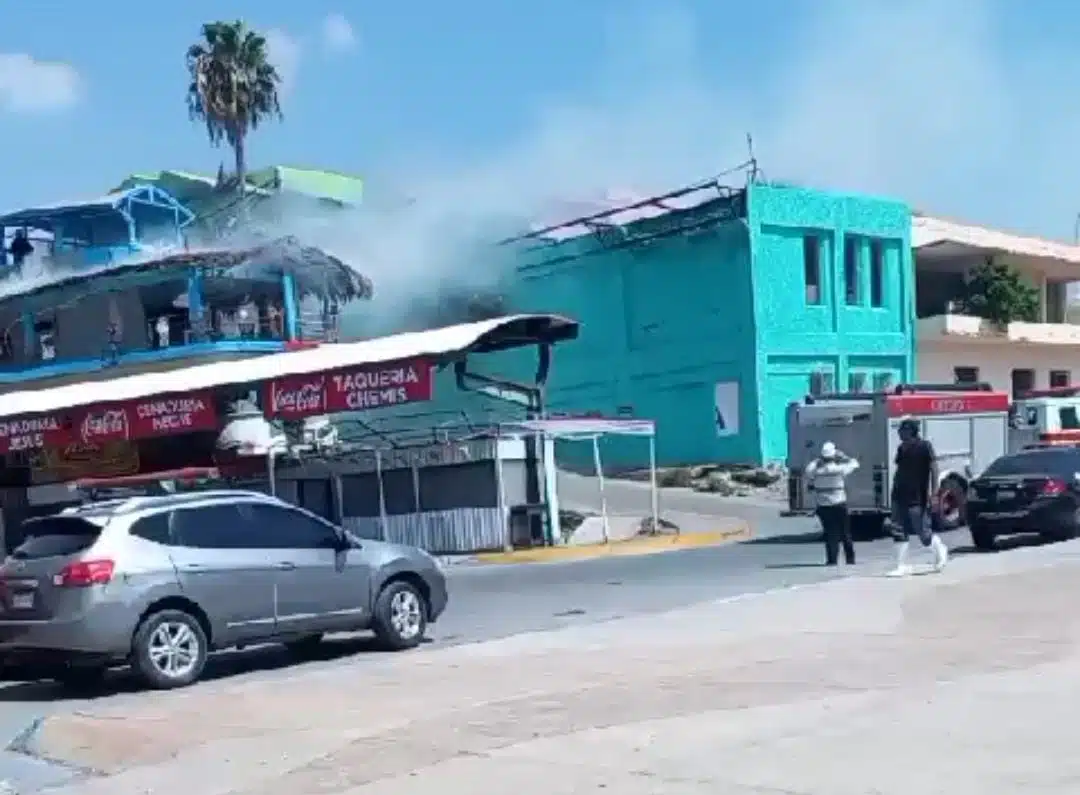 Se prende en llamas conocido restaurante de mariscos en Topolobampo.