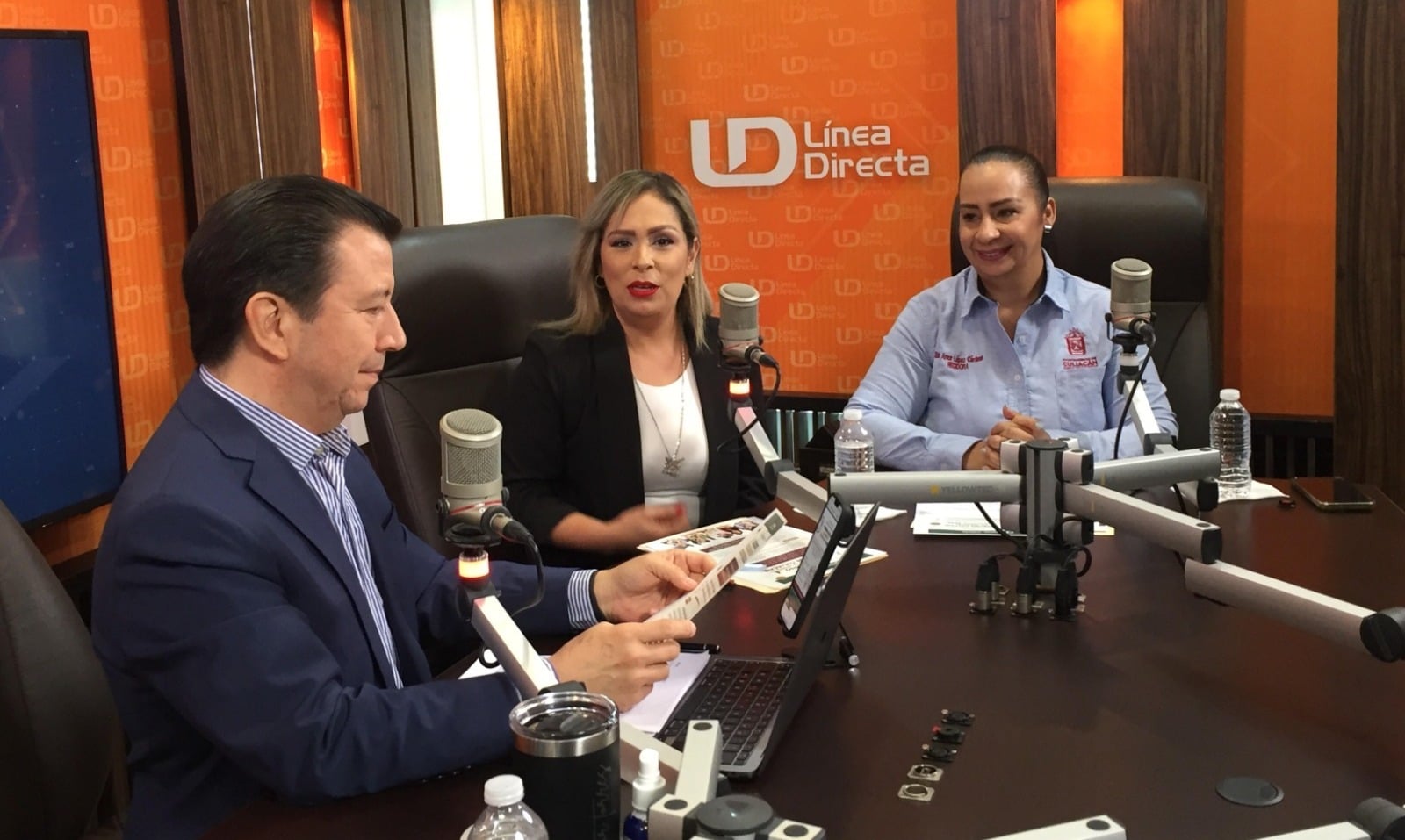 Elda Amor López Cárdenas y Aline Guerra García, siendo entrevistadas
