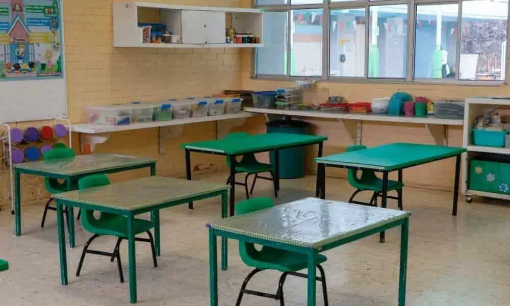Aula de escuela con sillas y mesas
