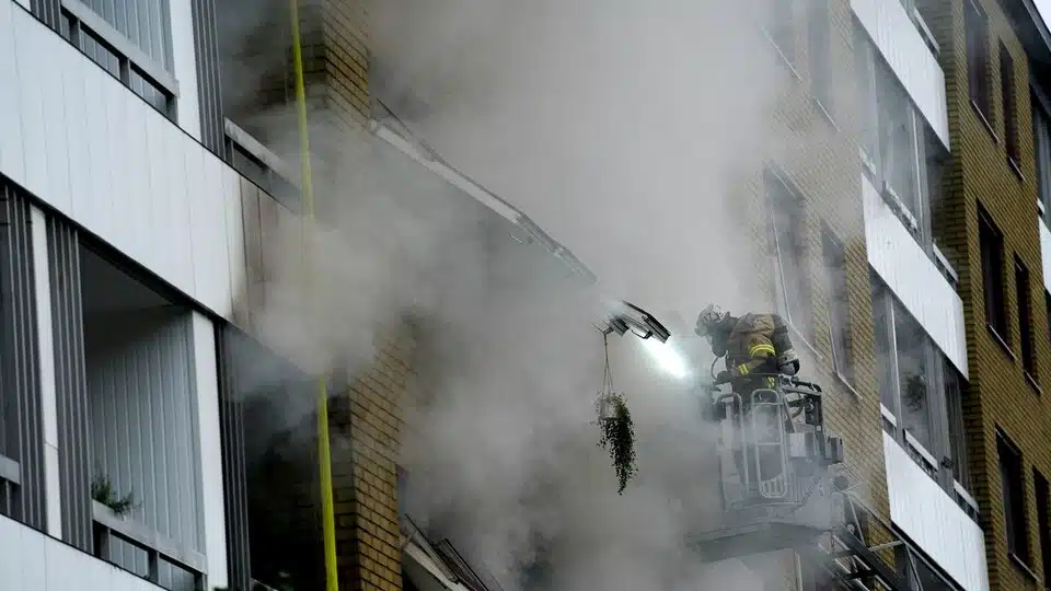 bombero en fachada de edificio destruido