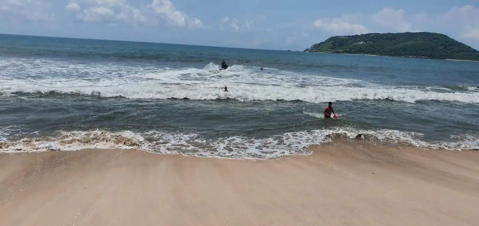 Personal salvavida dentro del mar en el rescate de dos bañistas