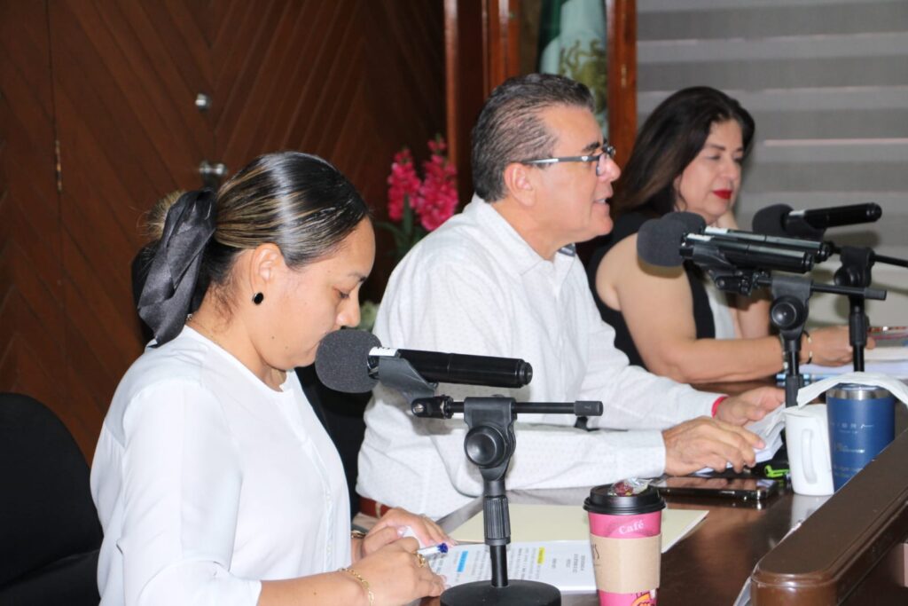 Alcalde Édgar González durante la sesión de Cabildo