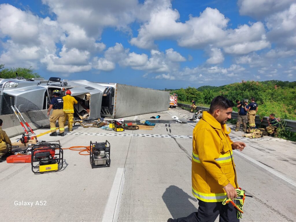 Fuerte accidente sufre chofer de tráiler cargado de duraznos por la Culiacán- Mazatlán.