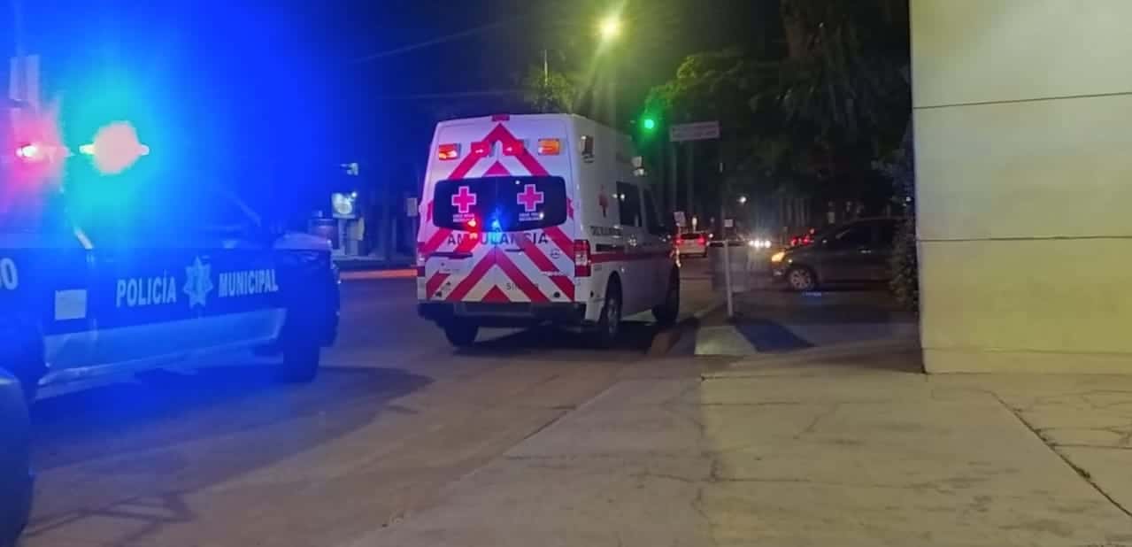 Patrulla de la Policía y ambulancia afuera de Cruz Roja Culiacán