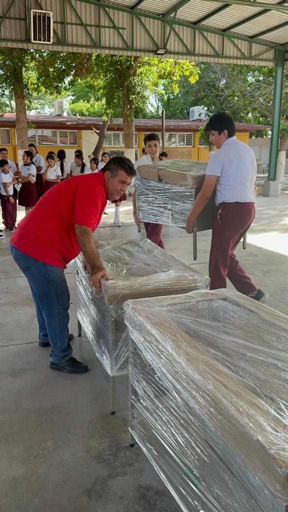 Donativo de la Congregación Mariana Trinitaria para la Escuela Secundaria Técnica 16