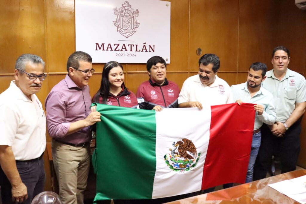Éricka Nohely Zamudio Osuna y Juan Carlos Ojeda Amador, alcalde de Mazatlán; Édgar González Zataráin.