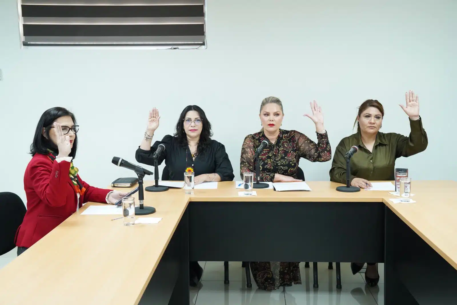 Diputadas del Congreso levantando la mano