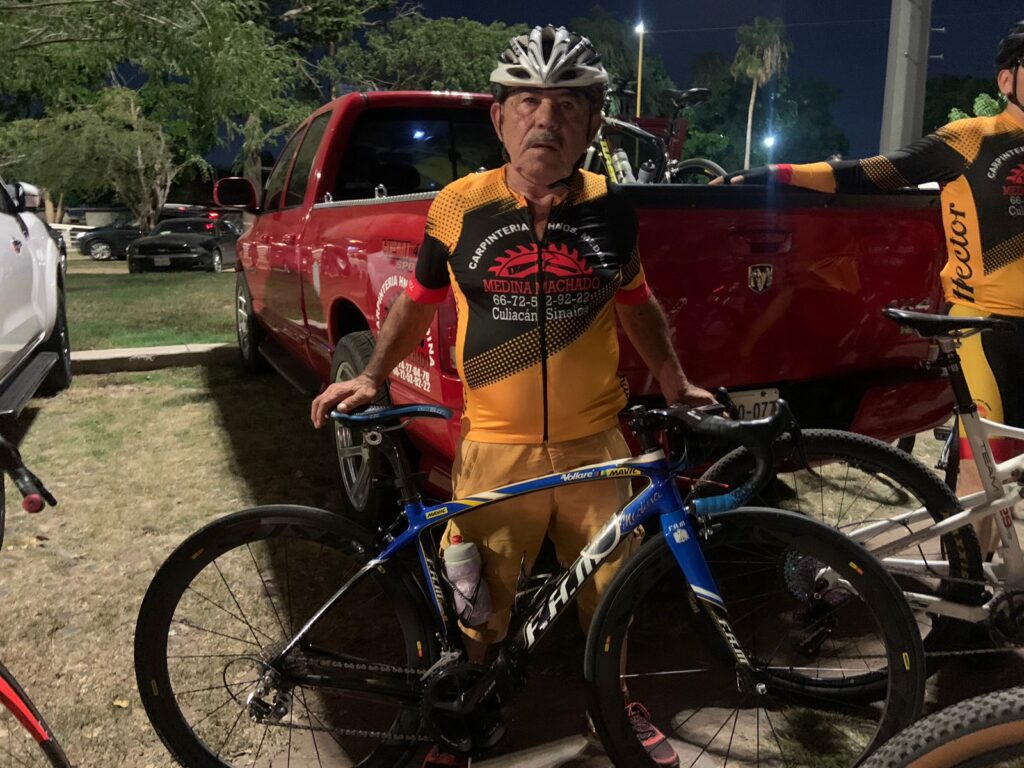 Fausto Medina Machado con su bicicleta y su traje deportivo
