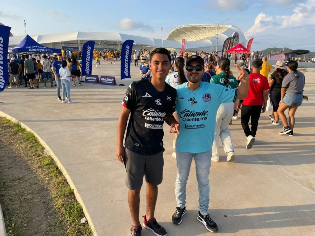 Aficionados llegando al Kraken para ver el partido entre Tigres y Mazatlán FC. Foto: Manuel Mancilla