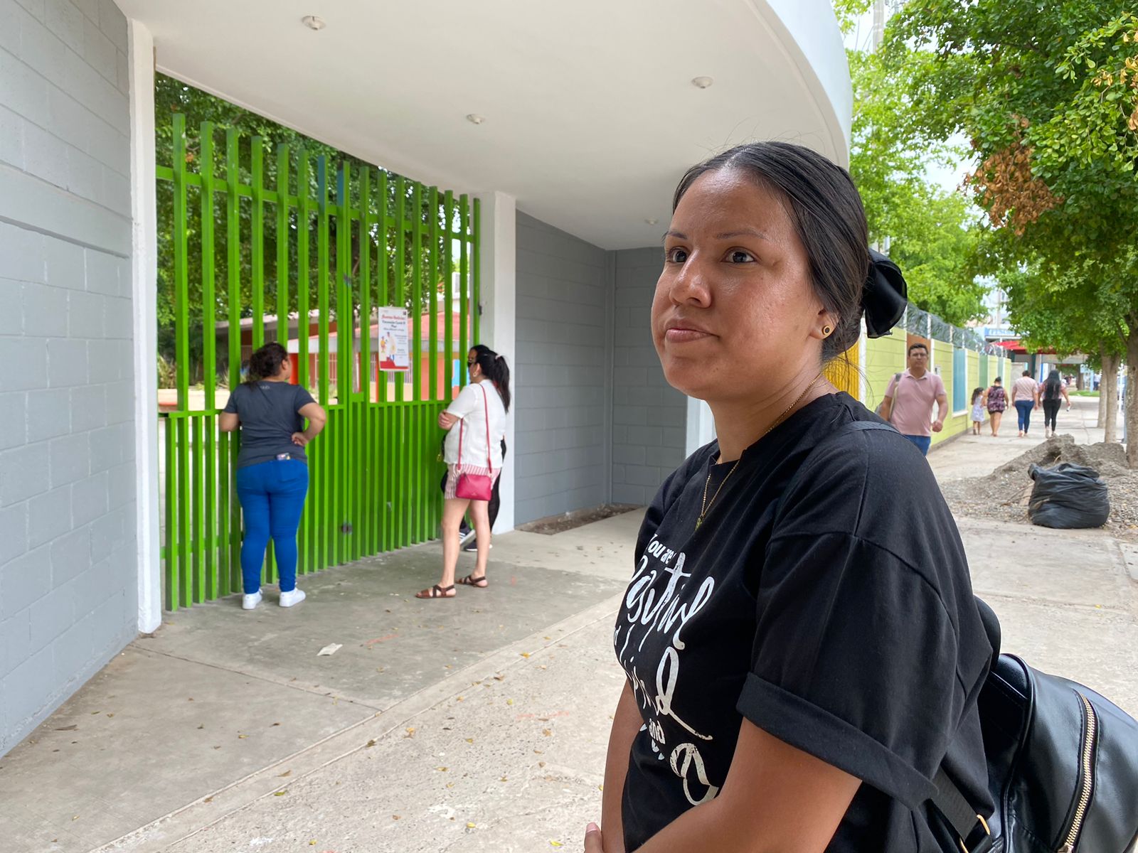 MADRE DE FAMILIA, AFUERA DE ESCUELA PRIMARÍA.