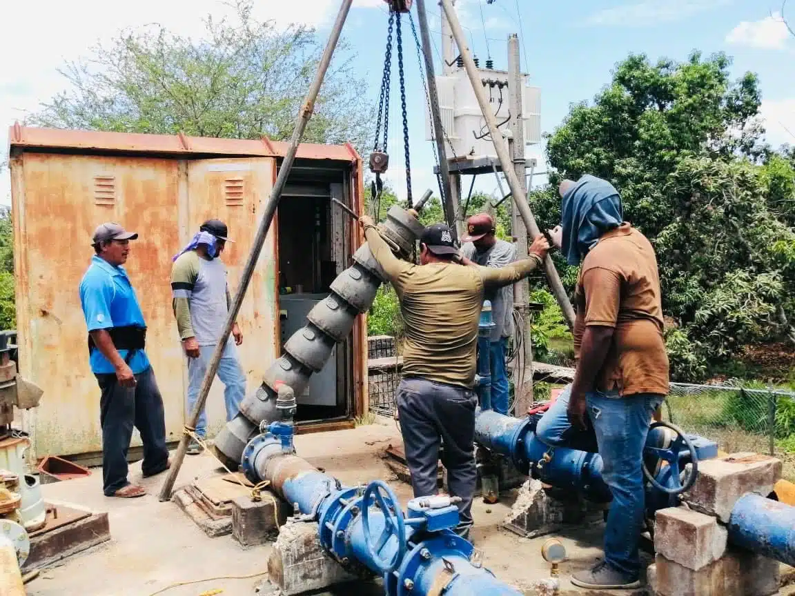 Personas trabajando en una planta de agua potable