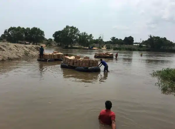 Balsas cargadas con camarón cruzando el río Suchiate hacia el interior del territorio mexicano, a plena luz del día