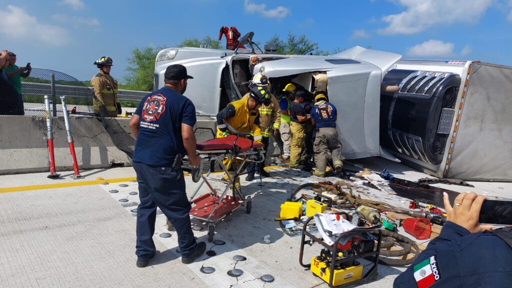 Fuerte accidente sufre chofer de tráiler cargado de duraznos por la Culiacán- Mazatlán.