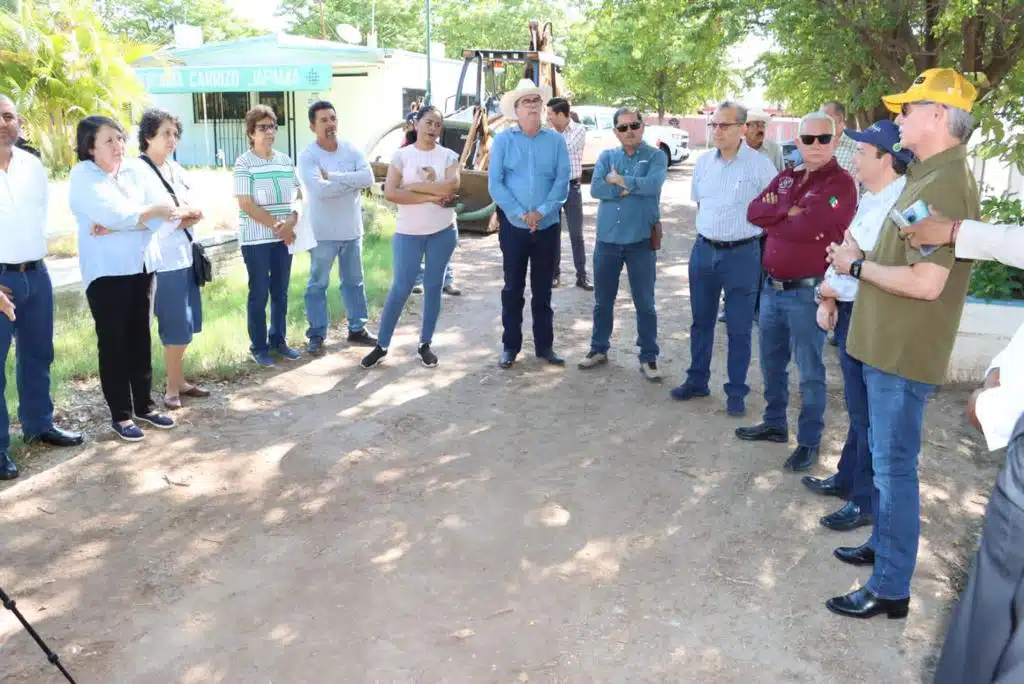 Reunión entre vecinos de El Carrizo y autoridades del Ayuntamiento de Ahome.