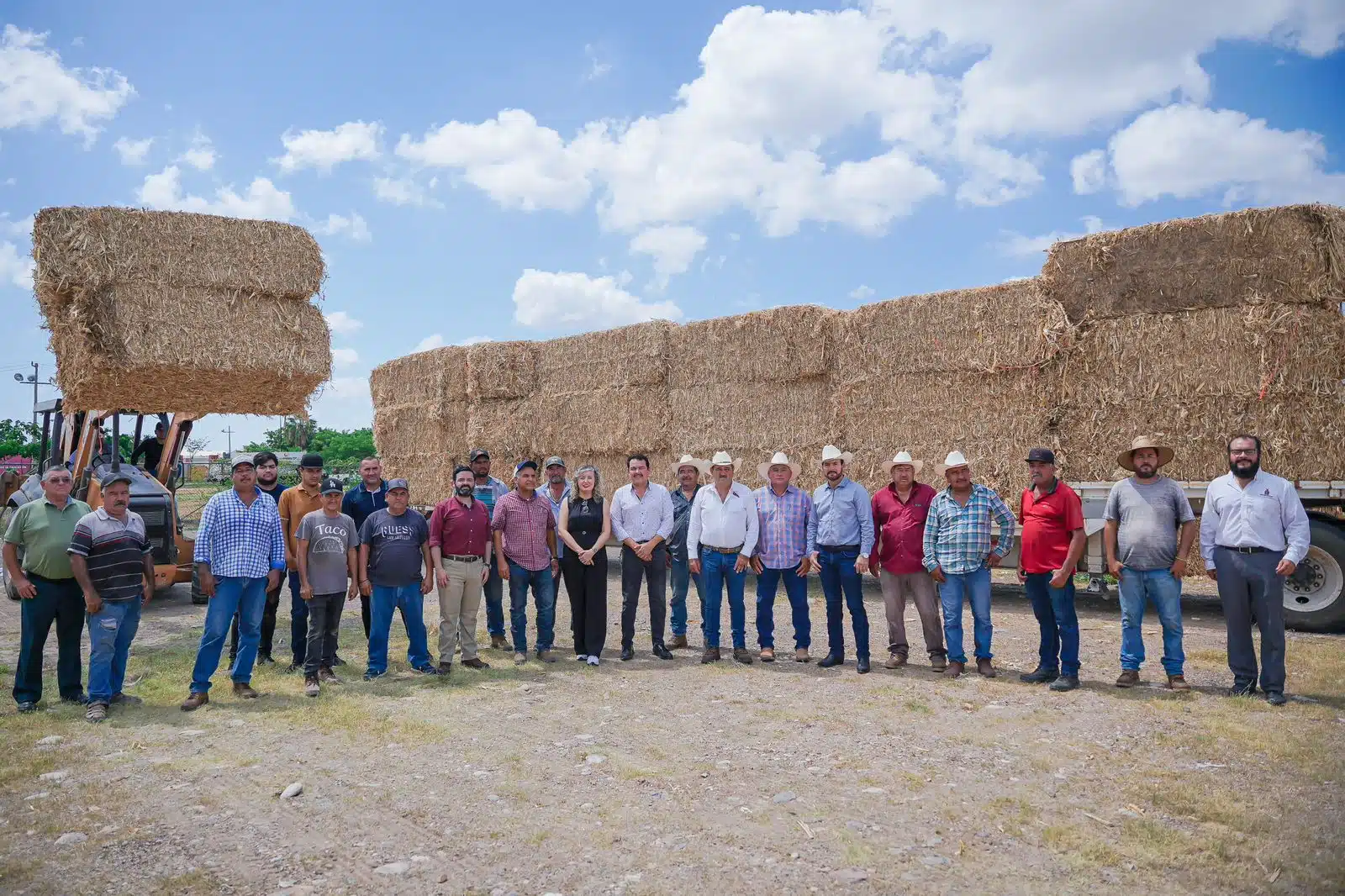 Ganaderos recibiendo forrajes