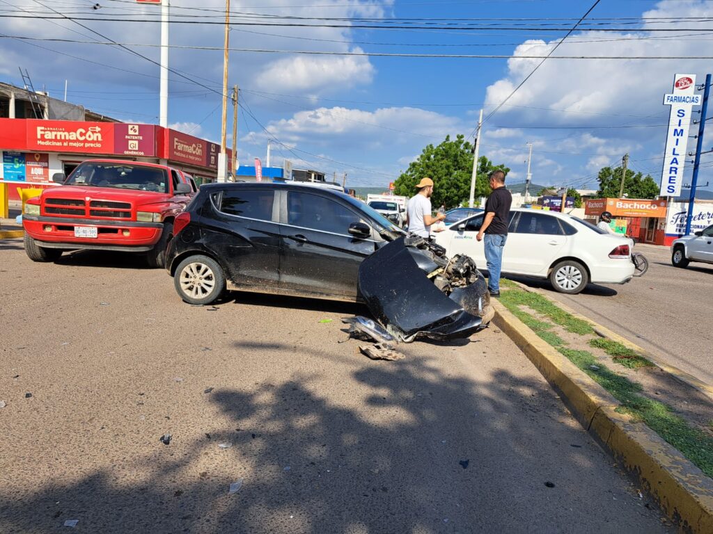 Dos vehículos quedan destrozados por fuerte accidente en Culiacán.  