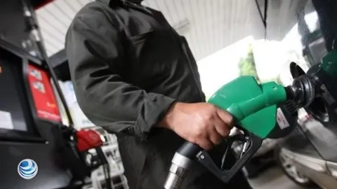 trabajador colocando gasolina a automóvil