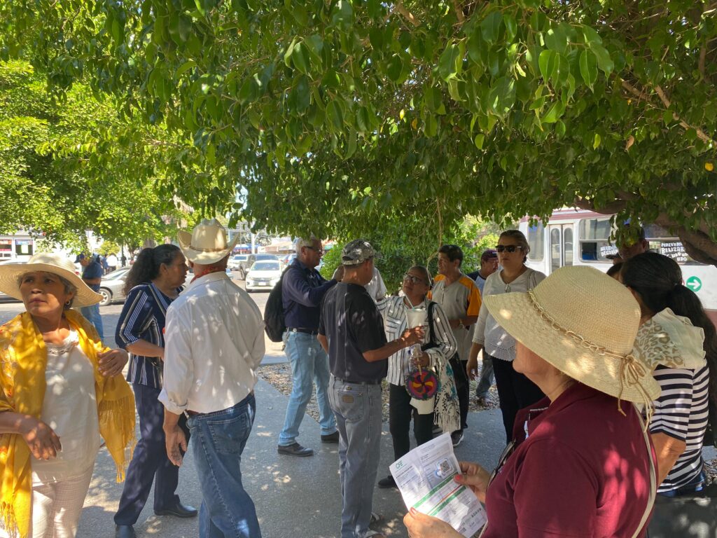 Grupo de personas afuera de las instalaciones de la CFE, en Los Mochis.