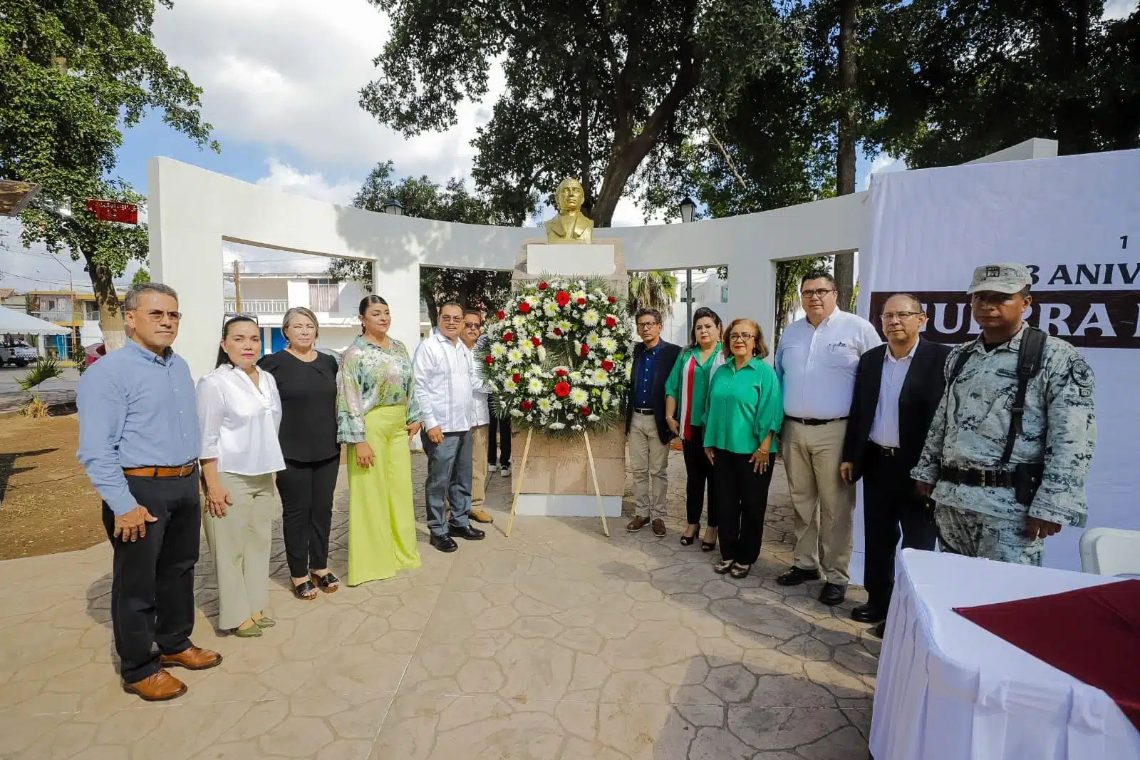 Autoridades municipales en evento cívico conmemorativo al 213 aniversario del inicio de la guerra de Independencia.