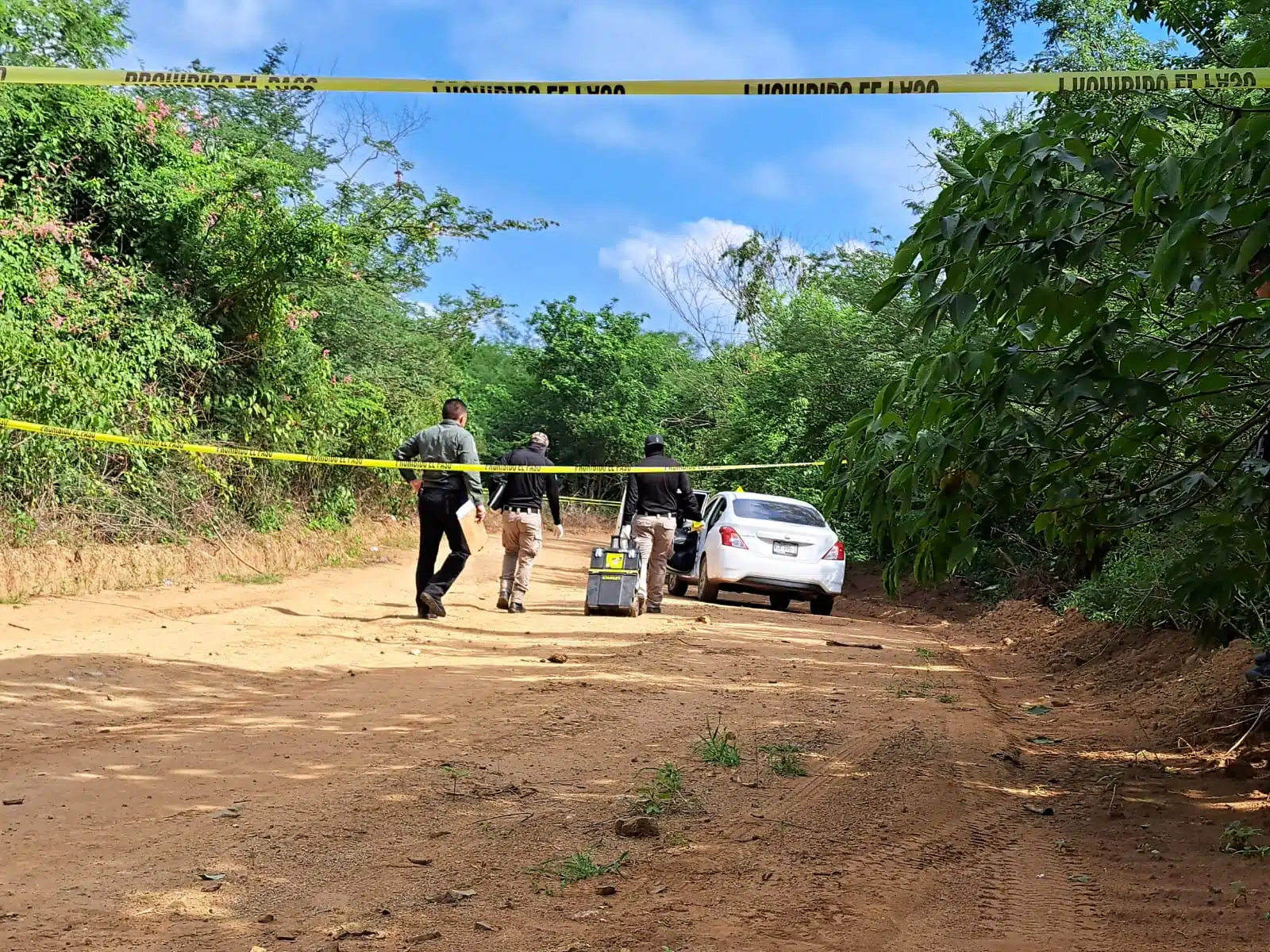 Identifican a hombre asesinado junto a un Versa en Sanalona
